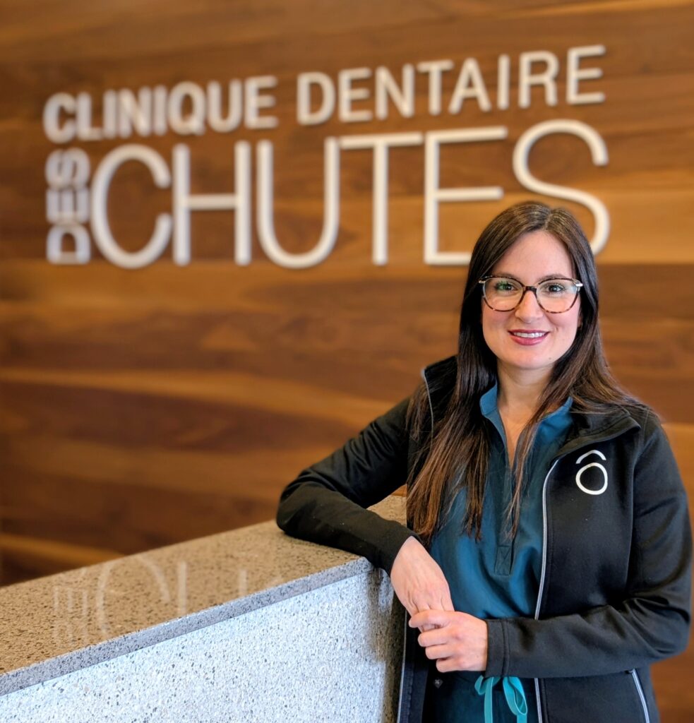 Hygiéniste dentaire depuis 2014, elle exerce sa profession avec passion, douceur et professionnalisme. Au fil des années, elle a développé une approche centrée sur l’écoute, la confiance et le bien-être des patients.