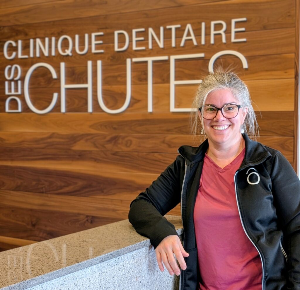 Diplômée du Cégep Garneau en 1999, Nicole exerce la profession d’hygiéniste dentaire avec passion depuis plus de 25 ans. Présente au sein de la clinique depuis 2011, elle a su développer une relation de confiance durable avec ses patients grâce à son approche attentionnée et à la qualité de ses soins.