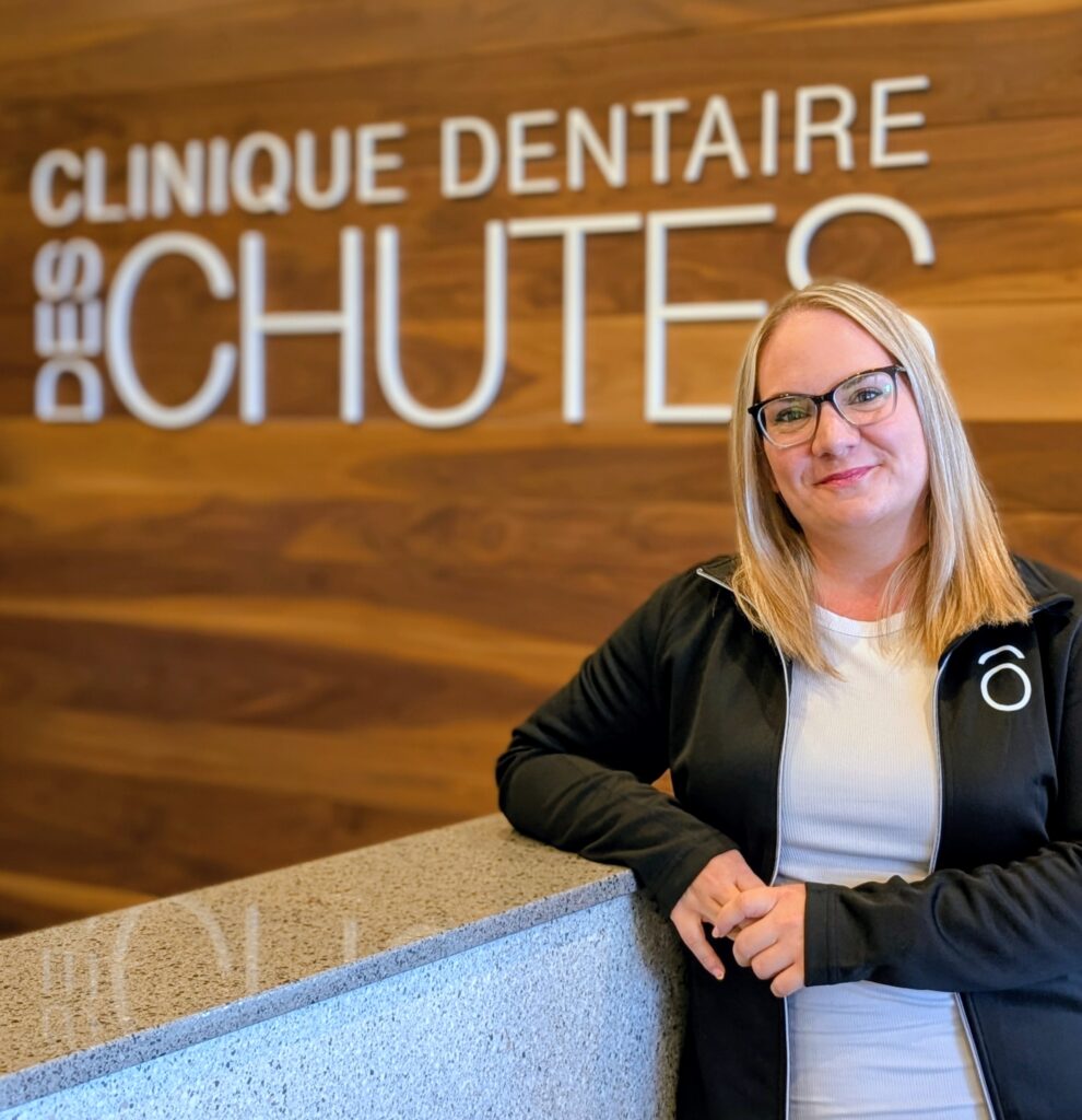 Présente au sein de la clinique depuis 2012, elle a occupé le poste d’assistante dentaire pendant plusieurs années avant de voir son rôle évoluer vers celui de responsable du développement et de l’expérience clinique.