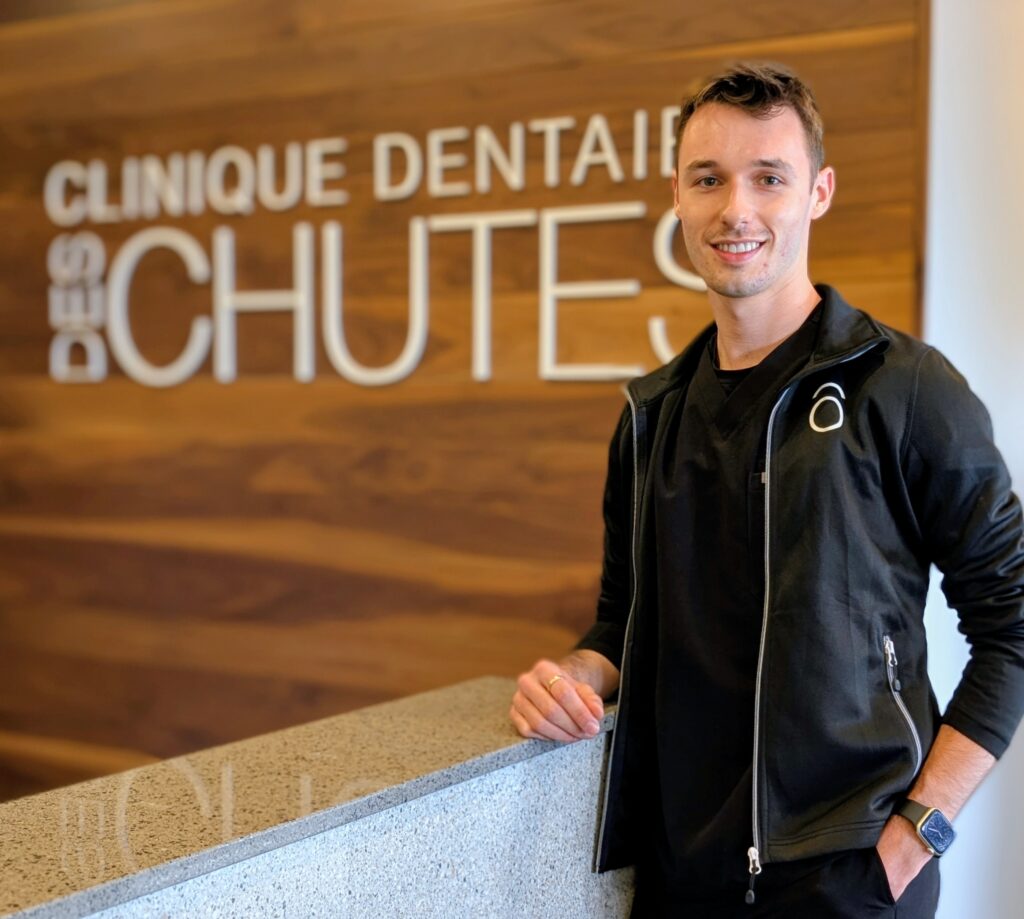 Diplômé d’un doctorat en médecine dentaire de l’Université Laval, il exerce sa profession avec rigueur, professionnalisme et un souci constant d’offrir des soins adaptés aux besoins de chaque patient.