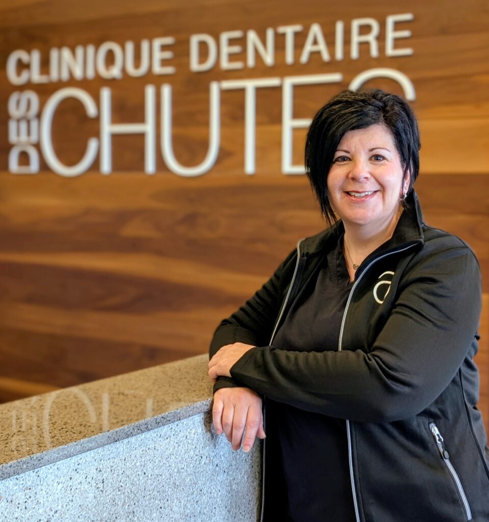 Depuis son arrivée à la clinique, elle s’investit avec sérieux et professionnalisme dans son rôle de préposée à la stérilisation.