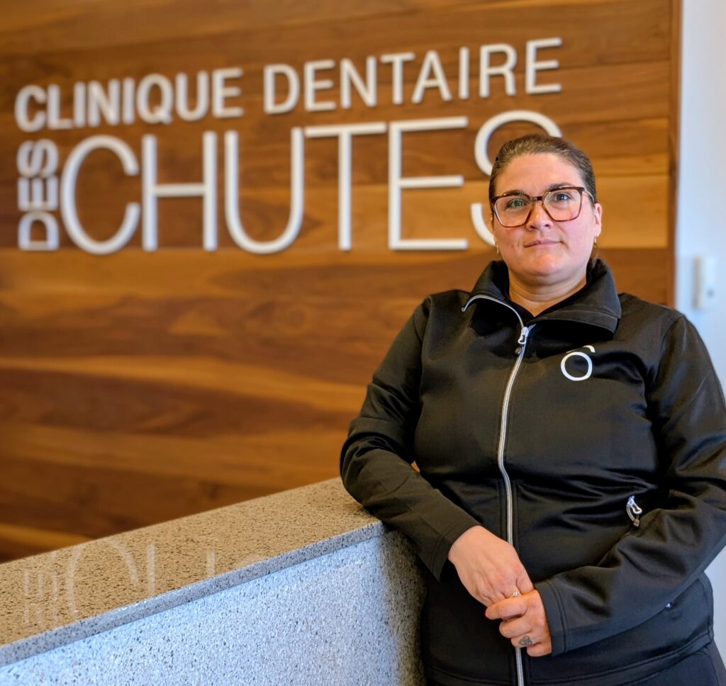 Passionnée par son rôle d’assistante dentaire, elle accorde une grande importance à offrir une expérience positive et rassurante à chaque patient.