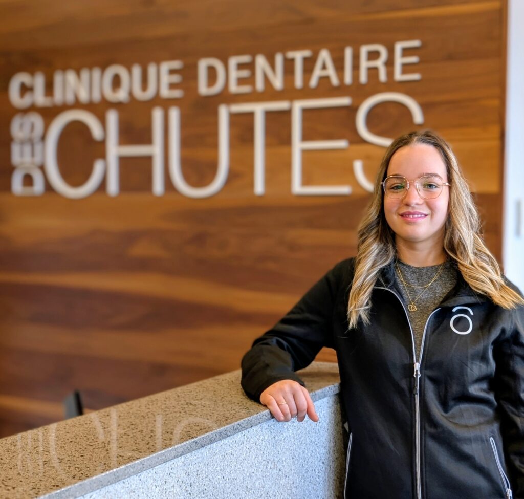 Marika est assistante dentaire depuis juin 2025. Depuis ses débuts en clinique, elle développe continuellement ses compétences, son efficacité et son aisance dans le domaine dentaire.