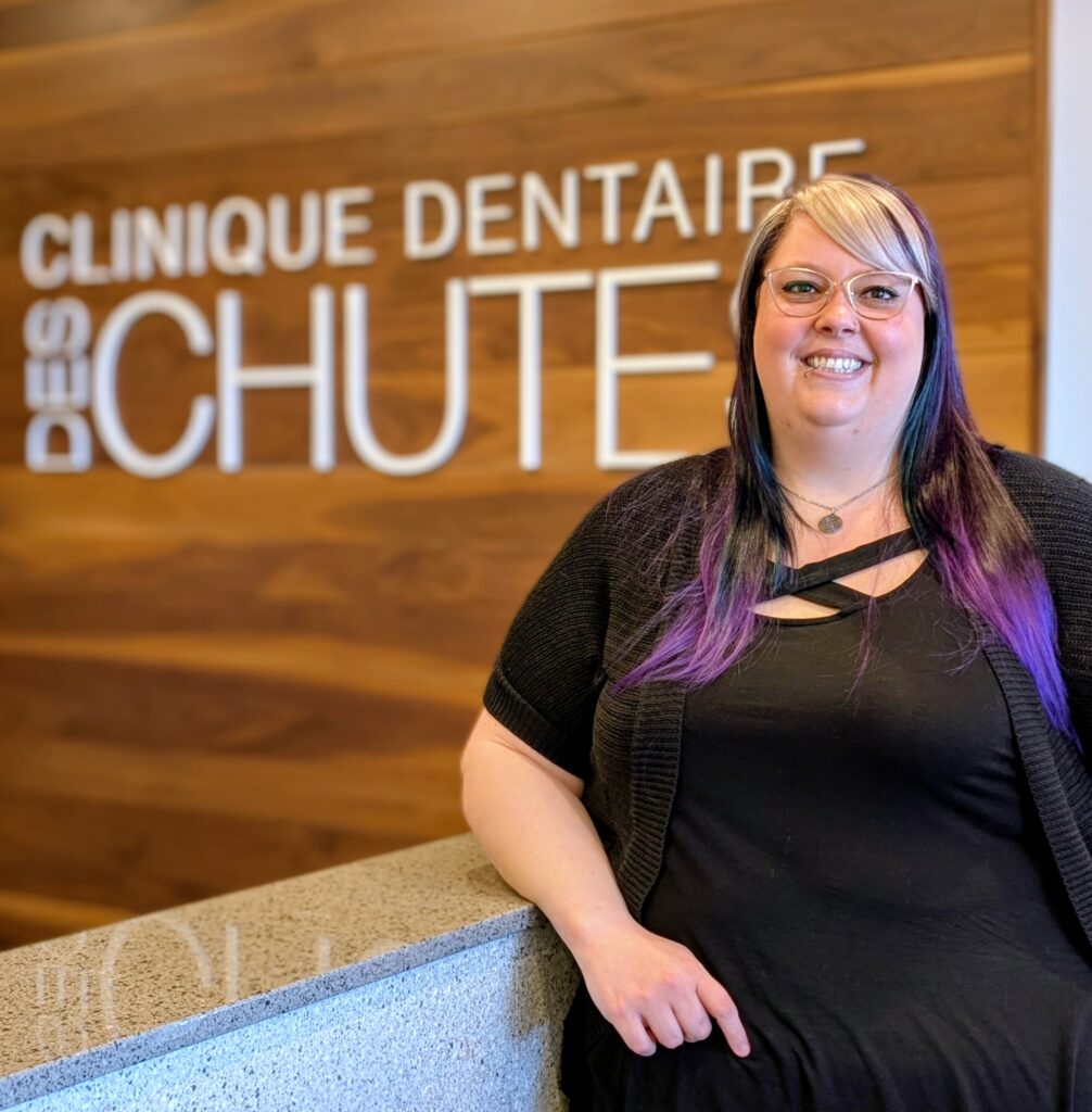 Passionnée par le contact humain et le bien-être des patients, elle s’investit chaque jour afin d’offrir un accueil chaleureux et une expérience positive à chaque visite.
