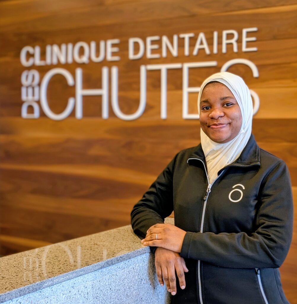 Titulaire d’un baccalauréat en gestion des assurances, elle a rapidement découvert un intérêt marqué pour le service à la clientèle et les relations humaines.